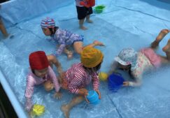 ４歳児きりん組　「プール遊び」