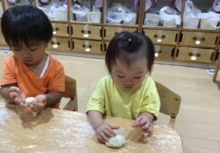 1歳児りす組　「お団子作り」