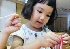 ３歳児うさぎ組　「製作　ーヒモ通しー」