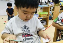 3歳児うさぎ組　「製作遊び～はさみの直線切り～」