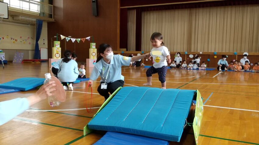 0歳児<br />
斜面を登って上手に降りられました。