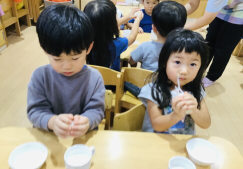 ３歳児うさぎ組　「おにぎり作り＆バイキング」