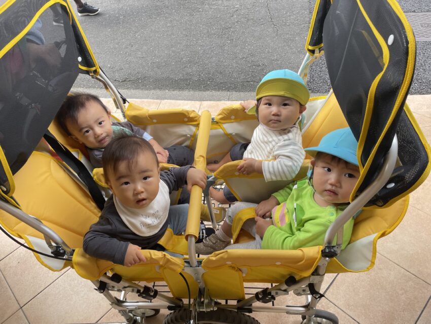 0歳児クラスのお友達が
バギーにのってお散歩へ出発！
お外の風にあたって心地よくなり、
帰りにはウトウトと眠ってしまう子もいましたよ☆彡