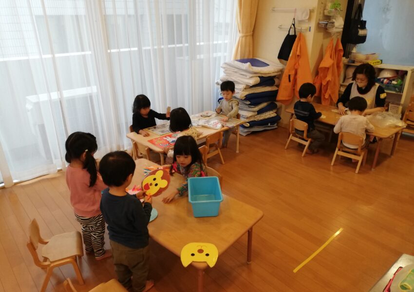 お部屋の中では別の遊びも同時進行。製作する子どもは他の友達の姿が気にならないように背中を向けて座っています。こうすることで集中してスタンプ遊びに取り組めています。他の子ども達は今までの経験から自分たちも順番で制作ができることを理解しています。順番が来るまで、どのコーナーで遊ぶか自分で選んでいます。