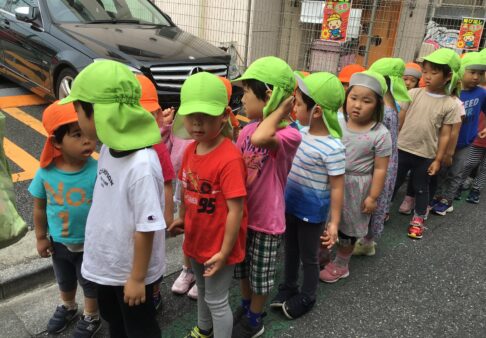 4歳児きりん組　「うさぎ組さんとお散歩」