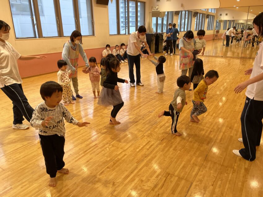 名古屋こども専門学校（スポーツコース）の学生さんと幼児体育活動をしました。