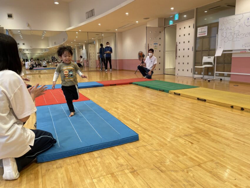 マットの上を走ったり、動物になりきってジャンプをして楽しみました。