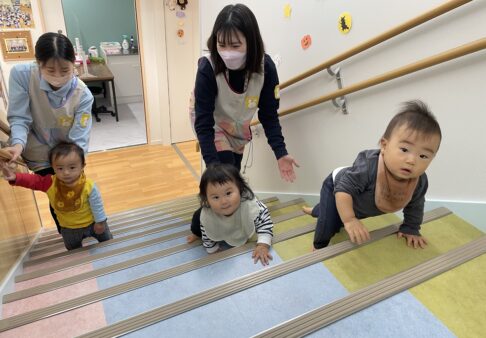 0歳児　階段昇りで運動力アップ☆彡