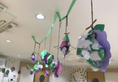 １歳児りす組　「９月の製作　ぶどう作り」