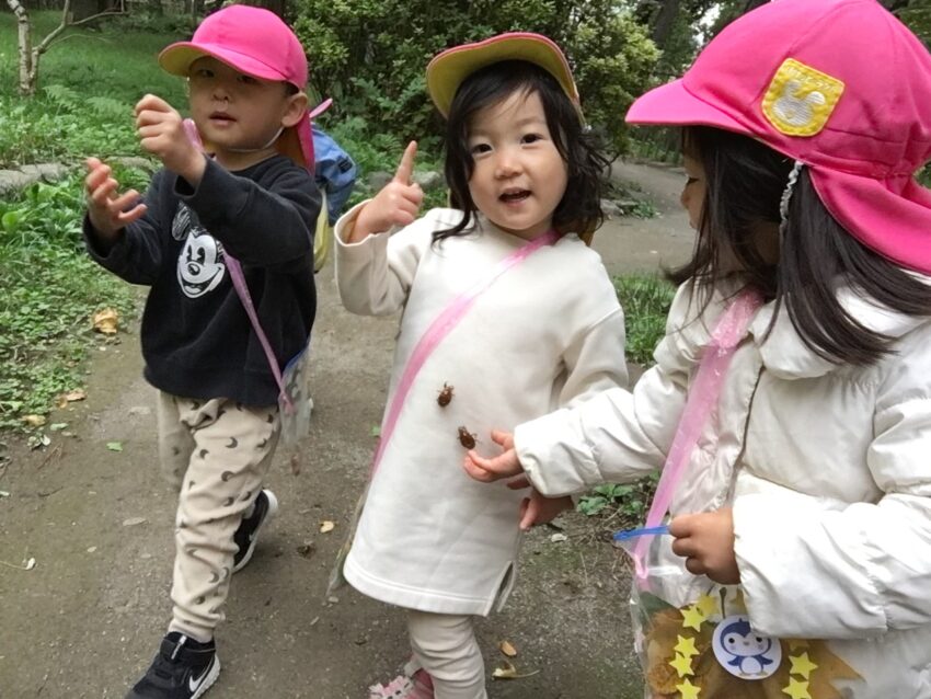 今日はみんなで作った世界に一つだけのお散歩バックを持って公園へ探検に行きました。
昨日から「お散歩バック持ってどんぐりを入れたいな～♪」と期待を膨らませていた子どもたち。
「今日お散歩に行けるよ！」と伝えると「やったー！！」と大喜びでした。
公園に着くとどんぐりや綺麗な葉をたくさんバックに入れて見せ合う姿がとても可愛かったです。
落ちていた自然物を拾って箒のようにしたり、大きな葉っぱをお面のようにしたりして「何にみえる？」と
見せ合って楽しんでいました。