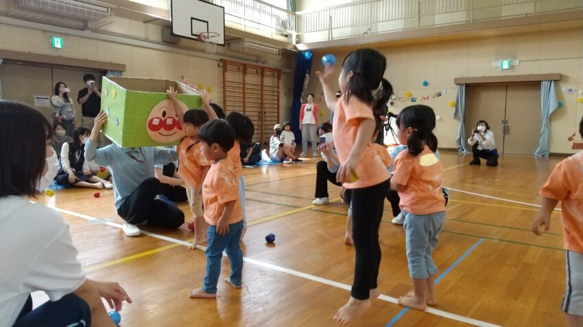 2,3,4歳児<br />
月齢によって距離を離して玉入れをしました。