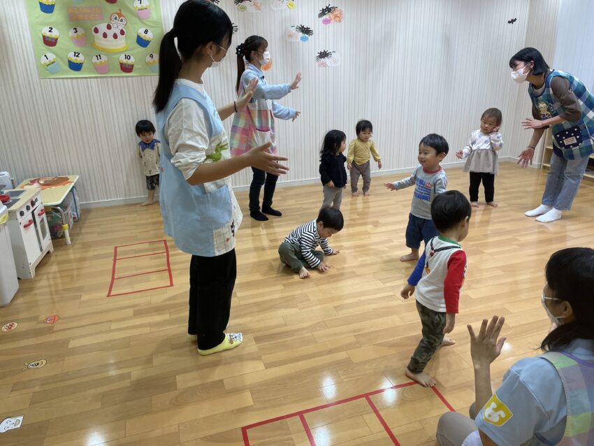 1歳児のお友だちとは
紙芝居を読んだり、リズムあそびをして楽しみました。