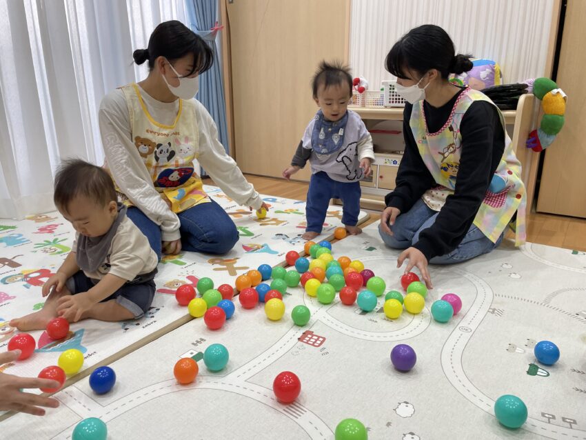 名古屋リゾート＆スポーツ専門学校の保育科の学生さんが実習体験に来てくれました。0歳児さんとはカラーボールで遊んだり、おむつ替えの体験もしましたよ。