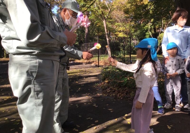 〜3歳、4歳児クラスの様子〜　普段行く公園の管理されている方にプレゼントを渡しました！