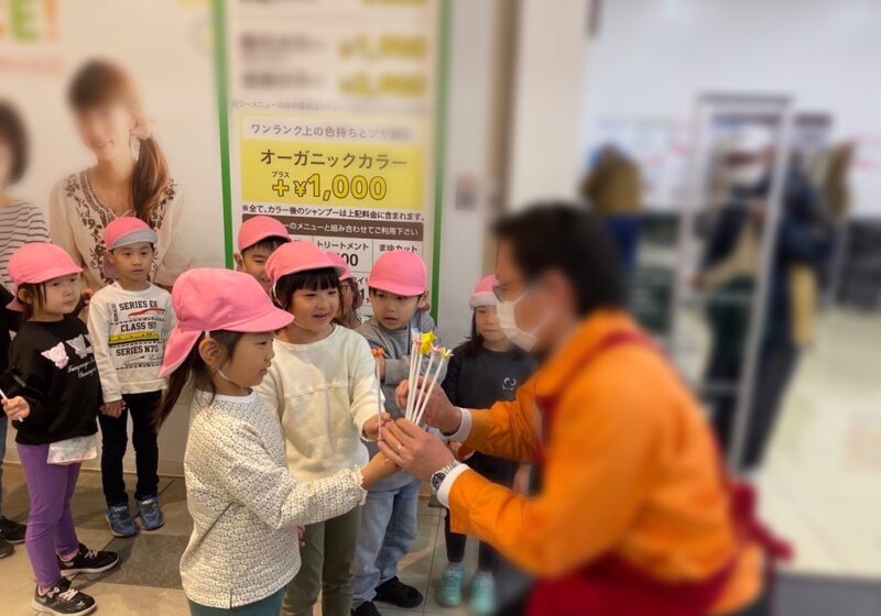 〜5歳児わかくさクラスの様子〜　保育園が入っている同じ館内にあるスーパーの方に渡しました！どきどきしながらも、渡せたことにほっと安心したように笑顔の子どもたちたちでした＾＾