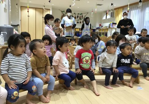 1歳児りす組　「初めてのお魚解体ショー」