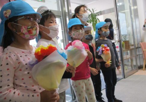 2022年度　５歳児クラス☆異世代交流　～プレゼントを渡しに行きました～