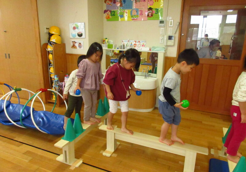 平均台でも上手にバランスを取っています☆