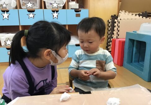 異年齢交流(１歳児、５歳児)　どんぐりお菓子をつくったよ☆