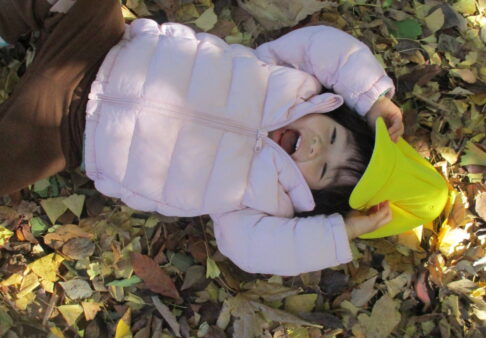 落ち葉遊び～1歳児～