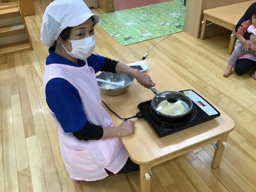 こぐまちゃんのほっとけーきの絵本が大好きな子どもたち。
そんな子どもたちの為に、栄養士さんが目の前でホットケーキを焼いてくれました♪
大きなホットケーキが焼きあがると驚いた表情で見つめていて、早く食べたそうに身を乗り出していました。
子どもたちが食べる分は小さなホットケーキを焼いてもらって目の前のお皿に乗せてもらうと
満足そうにニコニコ。
大きな口で頬張ってご機嫌な子どもたちでした♪