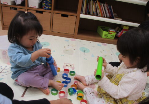 ０歳児　棒通し＆紐通しに挑戦！