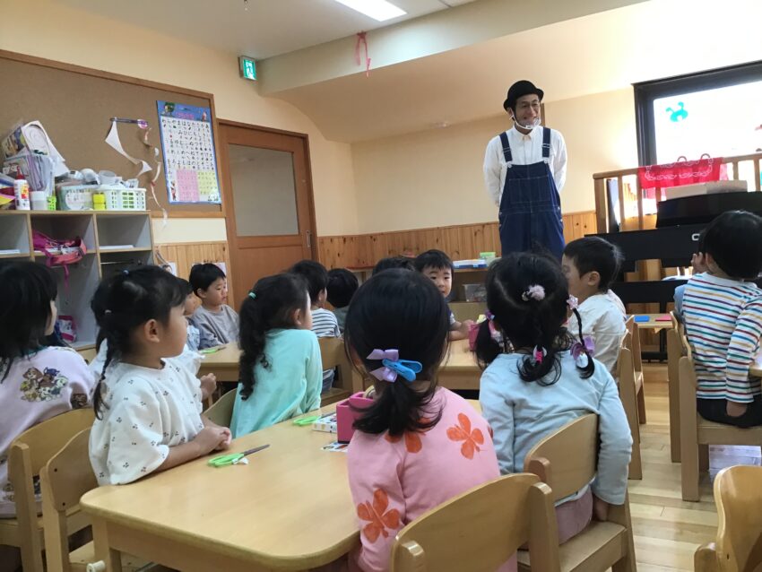 こども環境デザイン研究所の矢生秀仁先生が保育園に来てくれました。
「ひでちゃんって呼んで下さいね!」と先生が話し始めると、何が始まるんだろう?とドキドキワクワク。
先生が3歳児さんが描くような描き方で可愛い自分の顔を書いて、絵のひでちゃん先生が挨拶をすると
子どもたちは大喜び!
子どもたちも自分を描いたり、食べ物を描いたり切ったり貼ったりして想像を膨らませながら、様々なものを
生み出していきました。
作ったものはすぐ遊びます!そこがとても楽しい♪
作った自画像や飛行機や電車が動いて、走って、乗せて、飛んで!
どんどん夢中になっていく子どもたちを見ていて、先生もつい夢中になって遊んでしまいました。
ひでちゃん先生、素敵な時間をありがとうございました☆