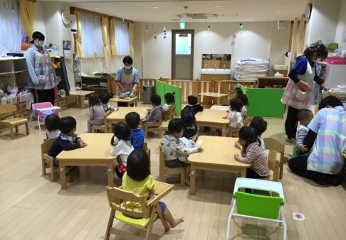 1歳児りす組　「大きいしいたけがとれたよ」