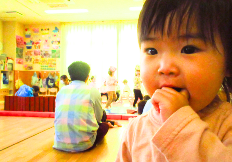 お兄さんお姉さん（2歳児）自分でお洋服着られるんだね☆