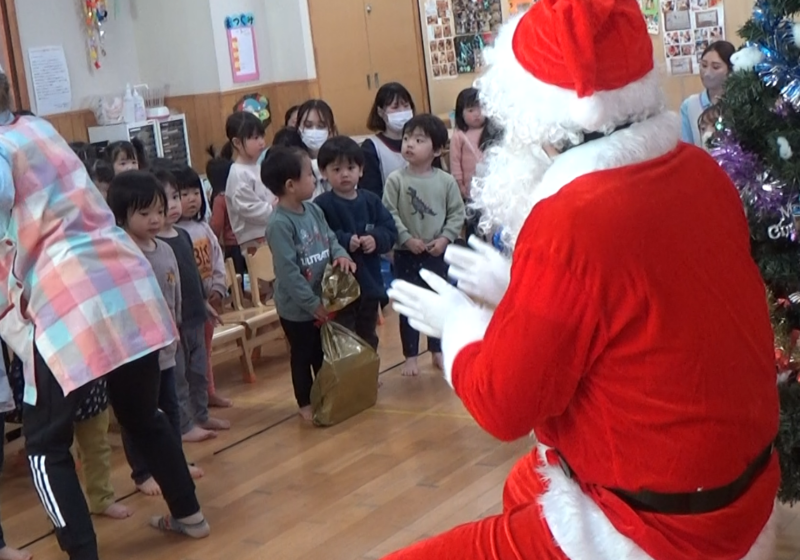 みんなの歌にサンタさんもノリノリで手拍子☆