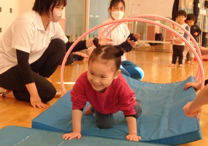 姉妹校の名古屋こども専門学校の学生さんとの教育連携で幼児体育を実施しました。