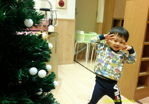 １歳児　ツリー飾りつけ・クリスマスの制作