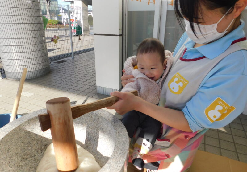 体よりも大きな杵♪