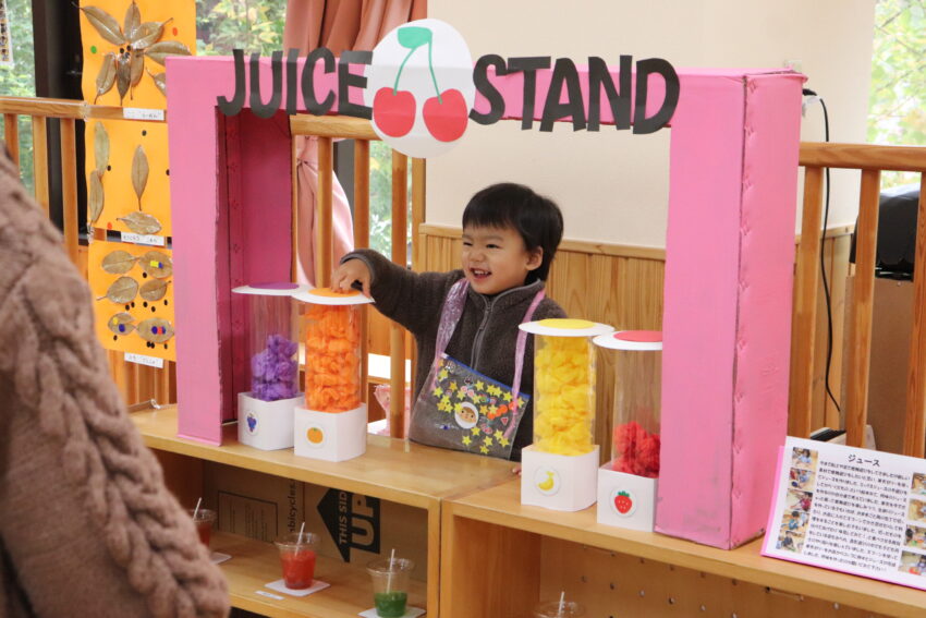 2歳児さんの作品はジュース屋さん。
「いらっしゃいませ~♪」
と店員さんになりきって遊ぶことも出来ました。