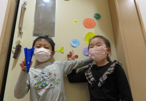 ５歳児くじら組　「どこまで飛ぶかな？」
