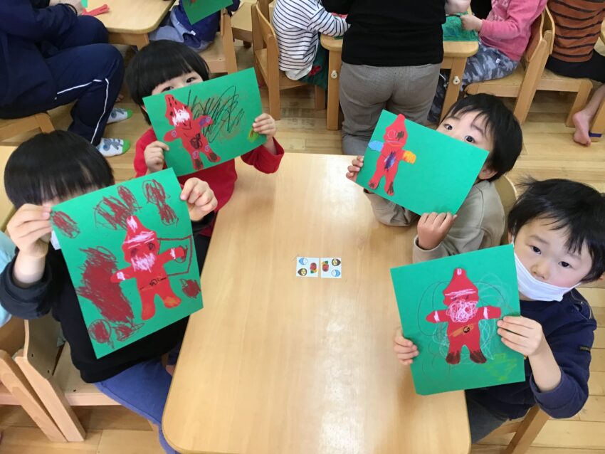 英語教室に参加した3歳児さん。<br />
今日はクリスマスが近いので画用紙を使ってサンタさんとツリーを作りました。