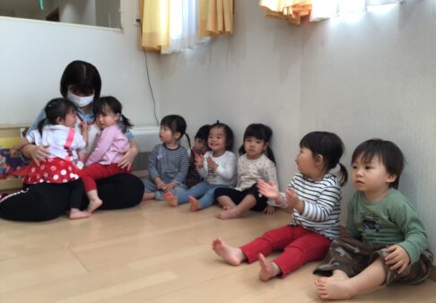 １歳児りす組　「英語教室」