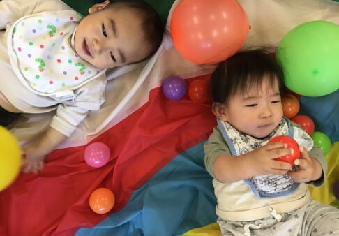 ０歳児　にじ組「初めてのパラバルーン」