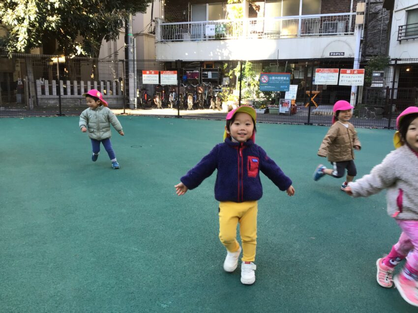 少しずつ寒くなってきましたが、子どもたちは元気いっぱい！<br />
今日も公園で２歳児さんがフリスビーやボールを使って遊びました♪
