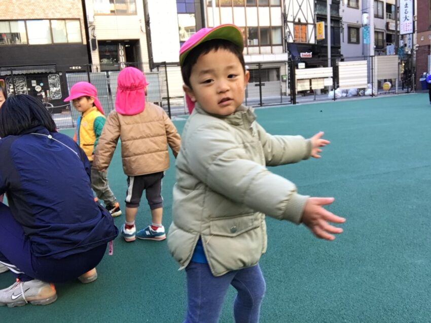 ２歳児さんになると少しルールも分かってきます。<br />
そこで今日は先生が「だるまさんころんだ」をアレンジして「だるまさんのいちにち」を小集団で遊んでみました。<br />
「だ・る・ま・さ・ん・が・・・・」<br />
「ねんねした！」<br />
と先生が言うとちょっぴり恥ずかしがりながらも寝る真似をしている姿がとても可愛らしかったです。<br />
帰り道では簡単なクイズを出し合いながら帰ってきました。<br />
日に日に考える力がついてきている２歳児さんでした☆