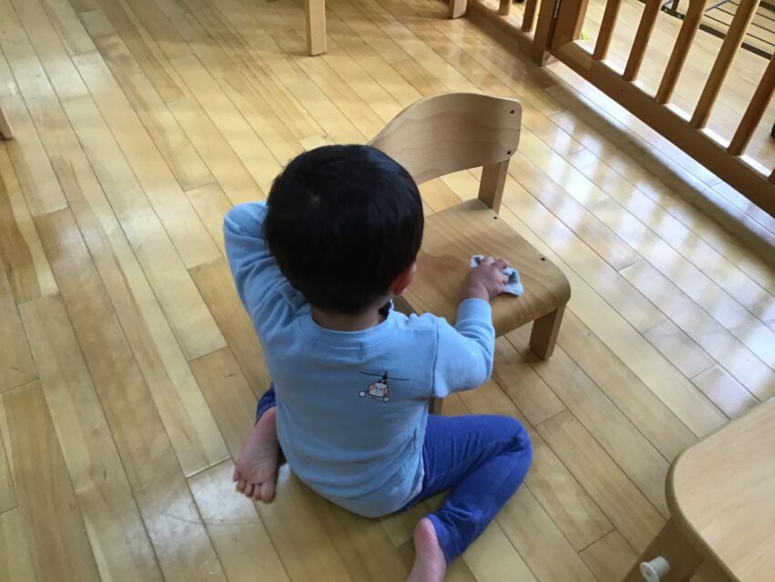 2歳児さんがお部屋の大掃除をしました。<br />
今まで使ってきた机や椅子、ロッカーなどを雑巾で拭くとピカピカに！