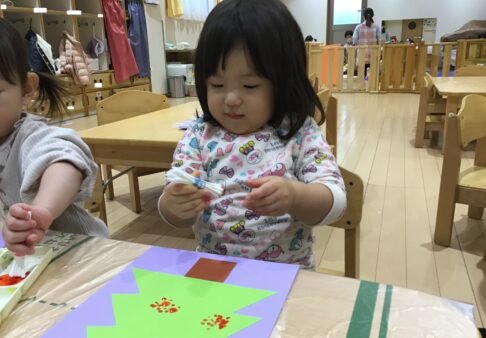 1歳児りす組　「クリスマスツリー製作」