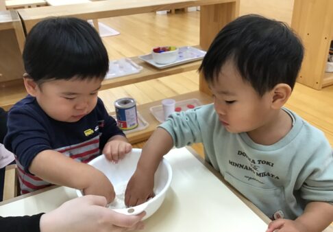 0歳児　小麦粉粘土をしました♪