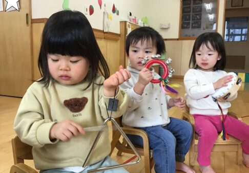 １歳児　そら組「本物の楽器に触れてみたよ♪」