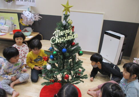 ３歳児クリスマスツリーを飾ったよ。