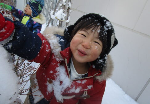 【０，１歳児】雪遊び