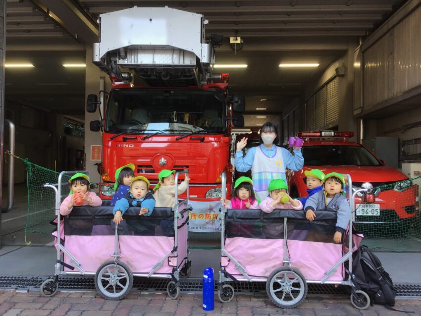 近くにある消防署にもよくお散歩に行って消防車を見せてもらっています。
消防士さんもとても優しく声を掛けてくれます。