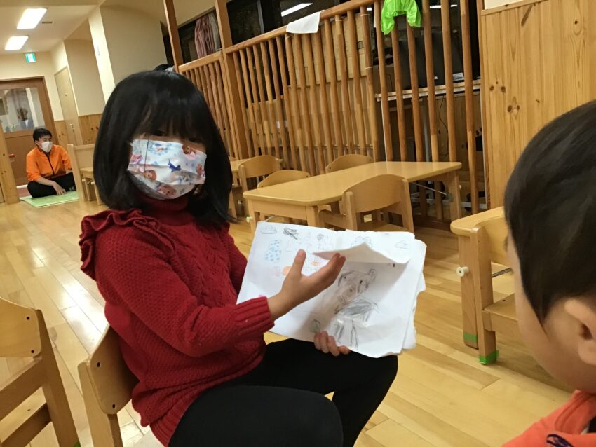 自分で作ったのもが誰かに喜んでもらえると、その嬉しさは何倍にも増えていきます。
小さな絵本作家さんに先生も子どもたちも幸せなひとときを貰いました🎁