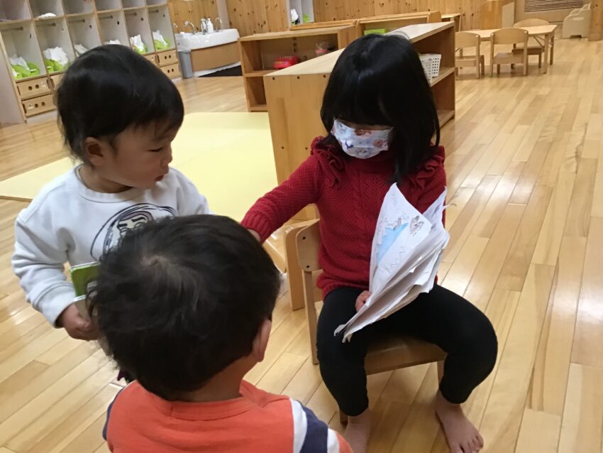 「めくってごらん!」
とお姉さんに誘ってもらうと、小さなお友だちも興味津々♪