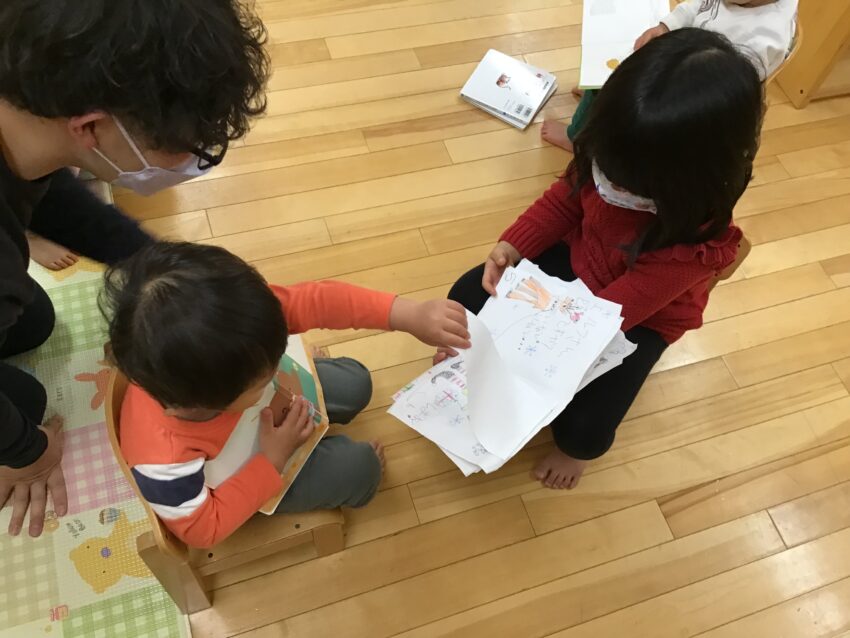 年長組のお姉さんがクリスマスの絵本を自分で作りました。
絵本の中には仕掛けがあって、隠れた動物や、ゆきだるま、エルフがめくると
登場します⛄